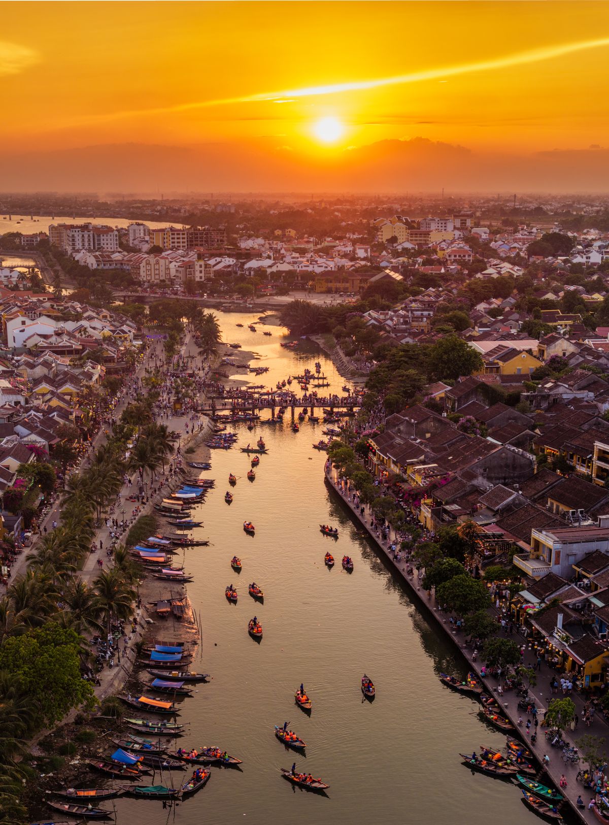 Sông Hoài Hội An nhộn nhịp du khách lúc hoàng hôn