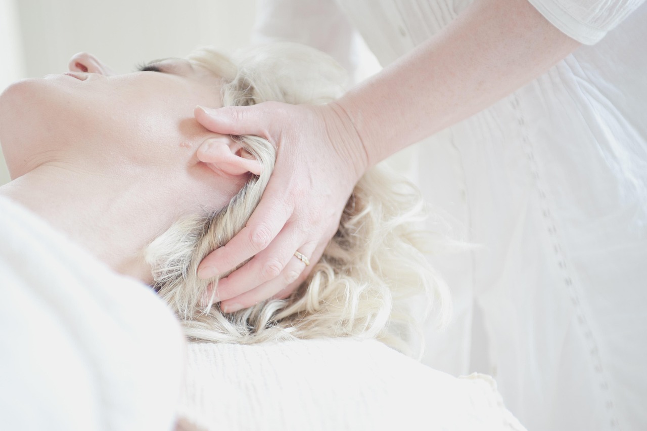 Massage đầu giảm stress hiệu quả tại spa thư giãn