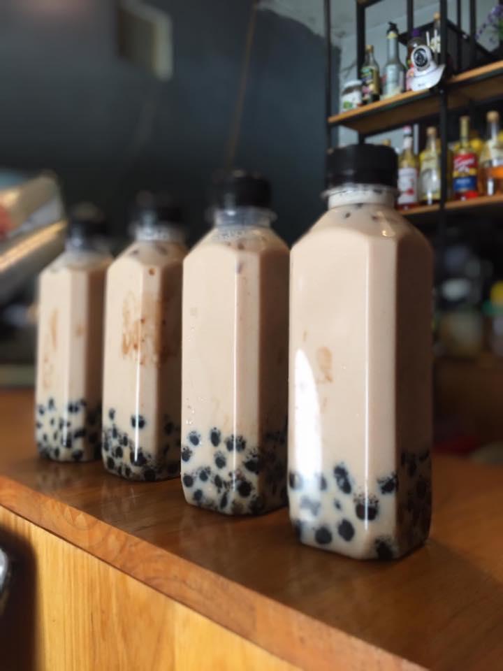 Ly sữa tươi trân châu đường đen Mặp Mặp với topping đầy đặn, trân châu mềm dẻo ủ nóng và lớp đường thốt nốt thủ công, phù hợp khẩu vị sinh viên Sài Gòn.