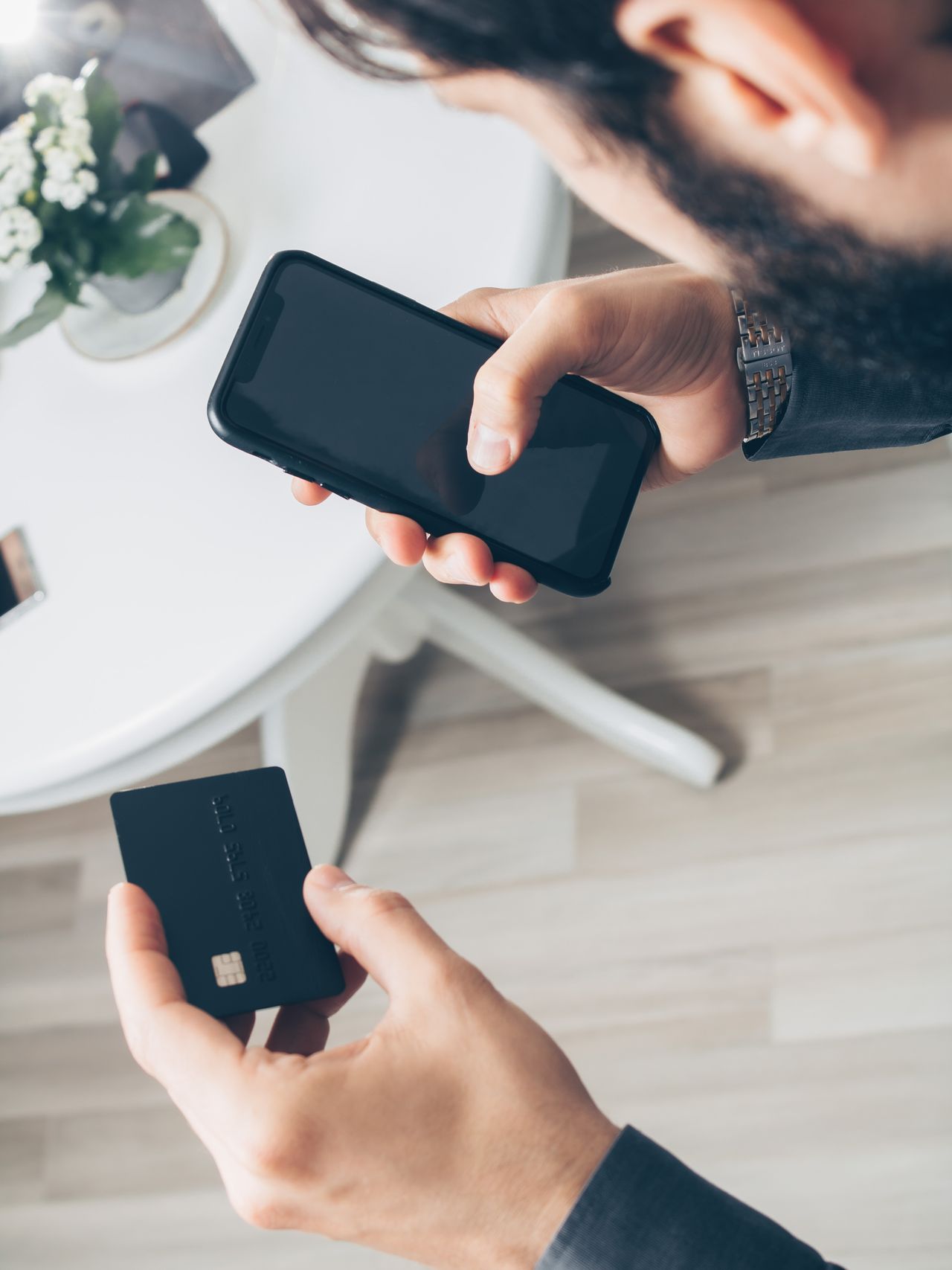 sử dụng smartphone tiết kiệm online ngân hàng