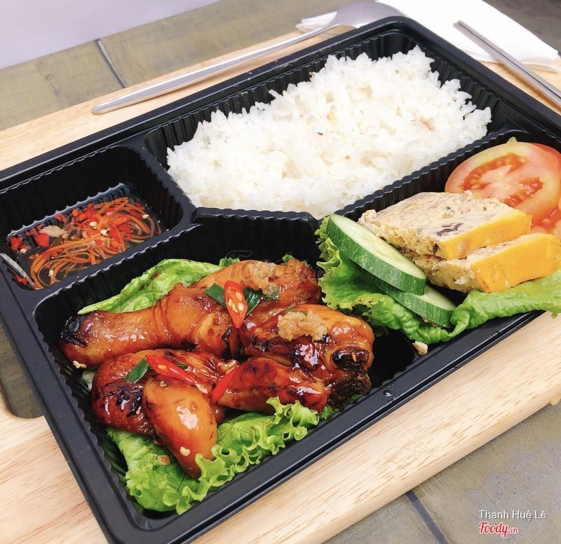 Suất ăn học đường từ Ẩm Thực Á Đông được chuẩn bị với nguyên liệu tươi sạch và hương vị hài hòa, thể hiện sự chuyên nghiệp trong cung cấp suất ăn trường học.

