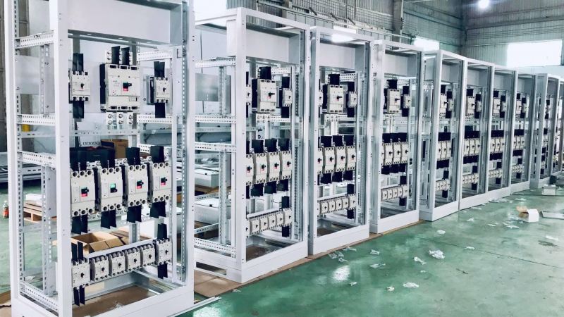 Sản xuất tủ điện công nghiệp do Phúc Thịnh Automation sản xuất, tích hợp hệ thống điều khiển và tự động hóa tiên tiến cho dây chuyền sản xuất và băng tải.