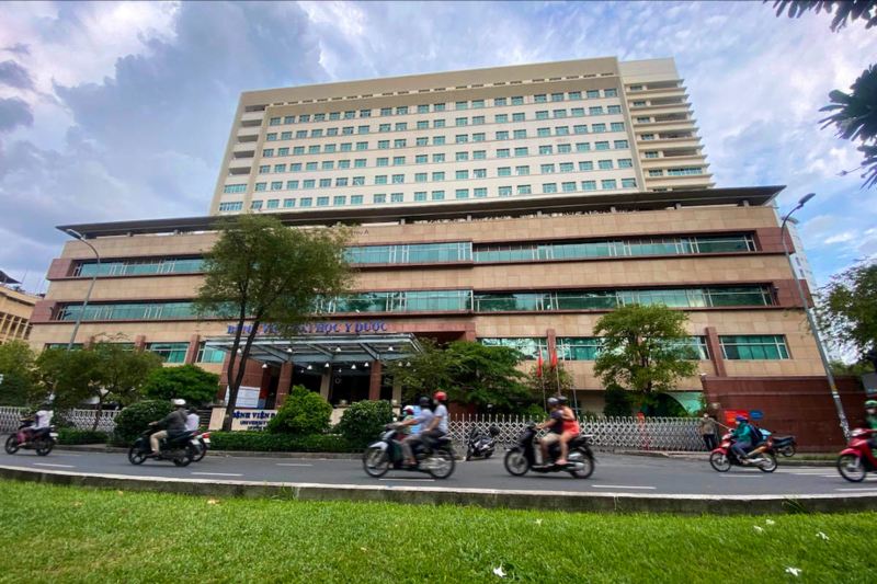 Hình ảnh Bệnh viện Đại học Y Dược TP. HCM – Cơ sở 1, nơi hội tụ đội ngũ bác sĩ giỏi và giảng viên đầu ngành, cung cấp dịch vụ khám tai mũi họng chất lượng cao với sự phối hợp đa chuyên khoa.
