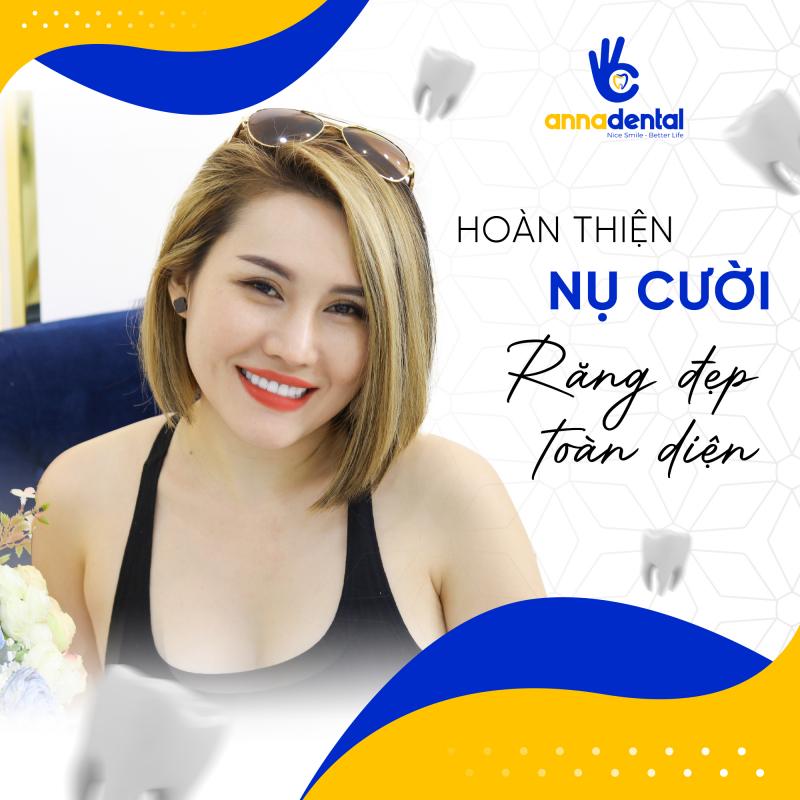 Hình ảnh khách hàng cười tươi sau khi làm răng sứ tại Anna Dental với thông điệp “Hoàn thiện nụ cười – Răng đẹp toàn diện”.

