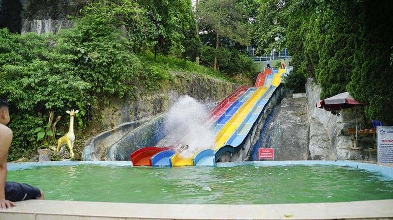 Thắng cảnh đẹp với suối chảy, hồ tắm khoáng nóng và nhiều hoạt động giải trí ngoài trời.