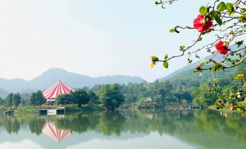 Điểm du lịch cộng đồng ở Ba Vì với hồ nước trong xanh và không gian núi đồi yên bình.