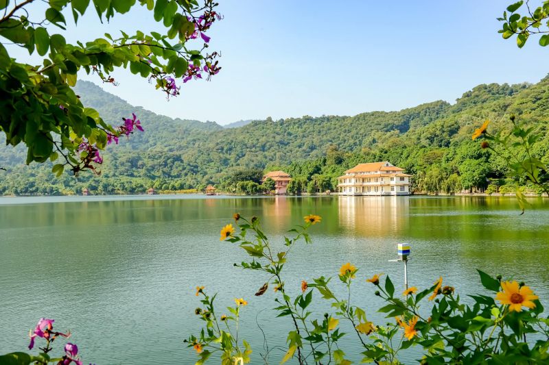 Điểm du lịch Ba Vì lãng mạn, yên bình với mặt hồ soi bóng núi non trùng điệp.