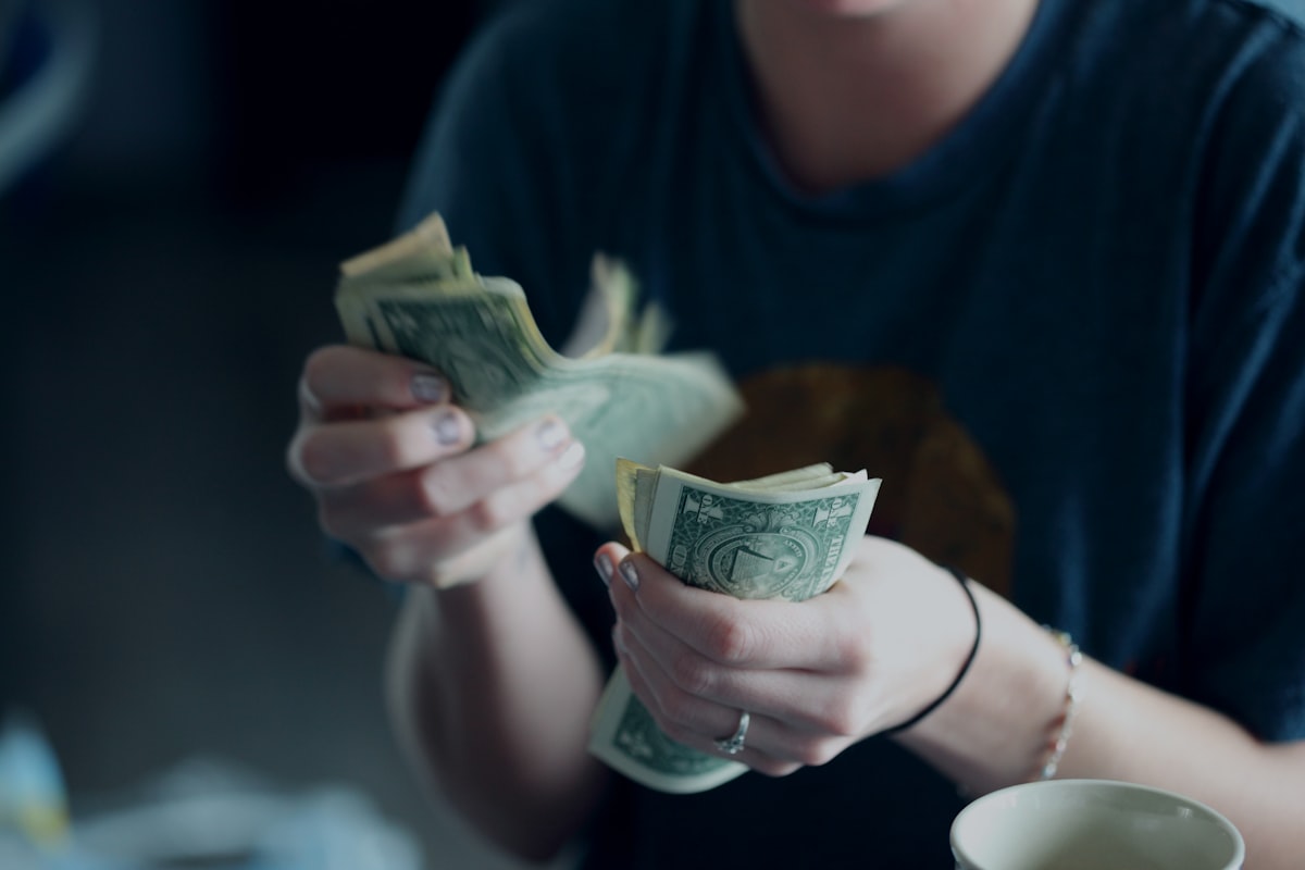 Theo dõi chi tiêu bằng ứng dụng quản lý tài chính