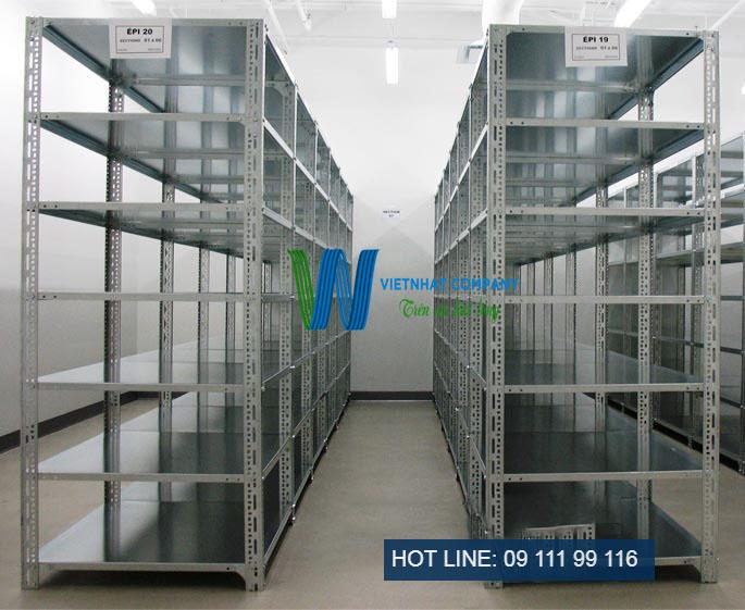 Thi công kệ sắt V lỗ đa năng lắp đặt bởi Việt Nhật, có thể thay đổi kích thước, tải trọng – phù hợp cho gia đình, cửa hàng và kho nhỏ tại TP. HCM.