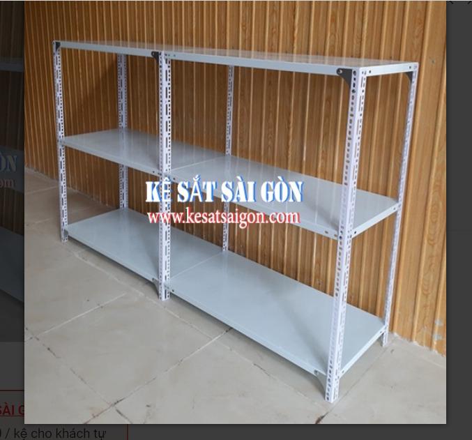 Kệ sắt V lỗ thi công Kệ Sắt Sài Gòn với lớp sơn tĩnh điện bền 10 năm, phù hợp cho văn phòng nhỏ, căn hộ có kho mini và cửa hàng kinh doanh.

