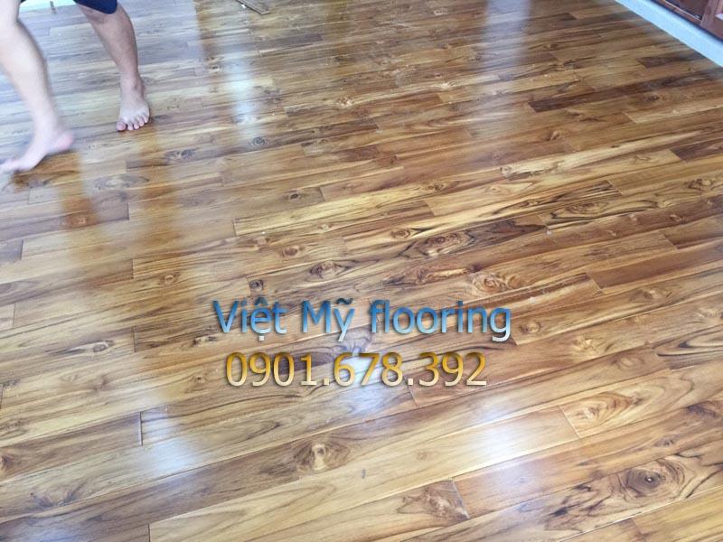 Hình ảnh đội ngũ Việt Mỹ đang thi công sàn gỗ tự nhiên nhập khẩu cho công trình văn phòng tại TP.HCM – đảm bảo chuẩn kỹ thuật và thẩm mỹ.