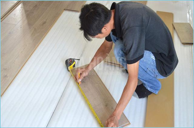 Sàn gỗ tự nhiên phủ UV do Gia Hoàng thi công, với đường ron khít, màu sắc hài hòa theo phong thủy – lựa chọn tối ưu cho không gian sống hiện đại.