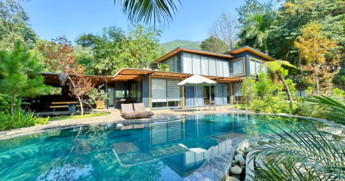 Hồ bơi và cây xanh trong khuôn viên biệt thự do Thiên Phú Landscape thiết kế và thi công.