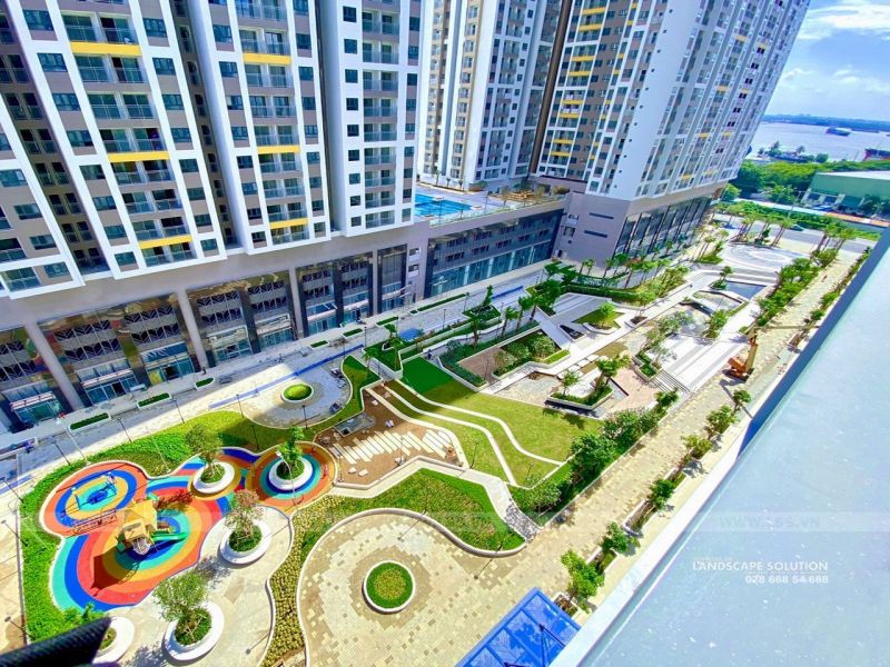 Không gian ban công căn hộ chung cư do LSS thiết kế thi công lắp đặt cây cảnh vật liệu và đèn trang trí – thi công cảnh quan trọn gói từ ý tưởng đến chăm sóc.