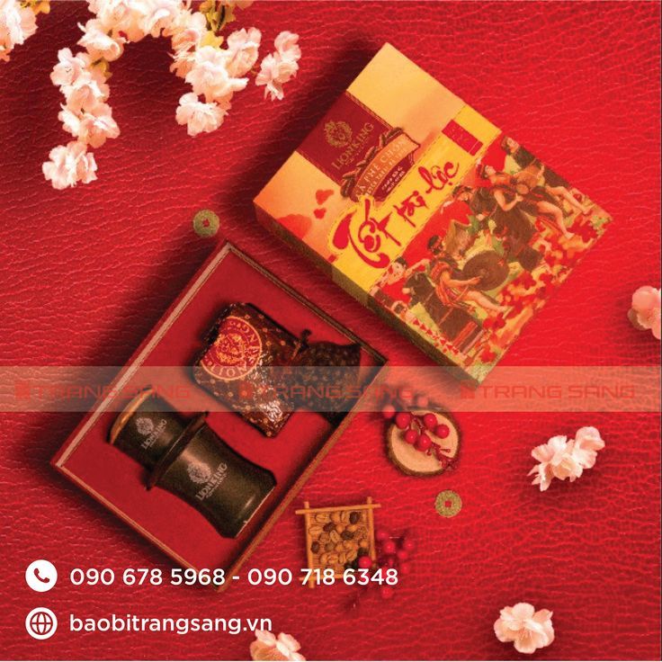 Hộp bánh Trung Thu thiết kế thủ công với hoa văn truyền thống, gồm bánh, lọ trà và túi thơm – sản phẩm của công ty Trang Sang.