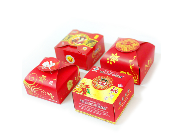 Các mẫu hộp bánh Trung Thu màu đỏ, in họa tiết truyền thống, thiết kế bởi công ty Gia Hưng – đơn vị chuyên in bao bì phổ thông và trung cấp.