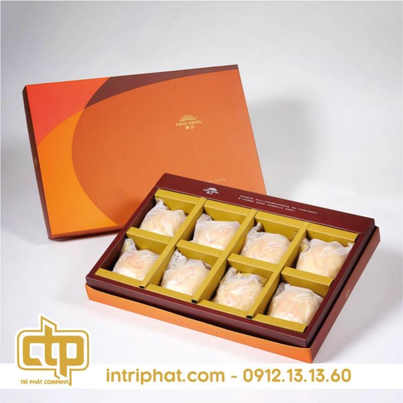 Hộp bánh Trung Thu 8 ngăn cao cấp của Trí Phát với thiết kế tối giản, màu cam – nâu, chuyên dùng làm quà tặng doanh nghiệp.