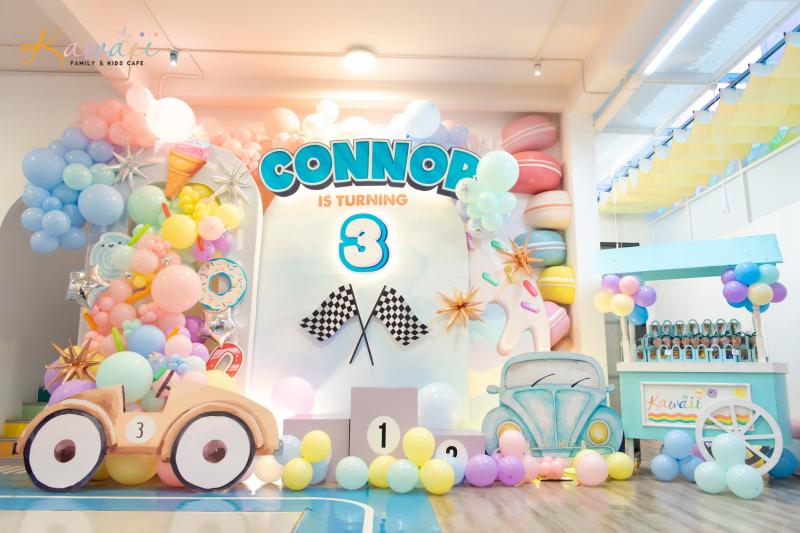 Không gian khu vui chơi liên hoàn rộng lớn do KIDSPLAY thi công, gồm nhà bóng, mê cung, leo núi, được thiết kế theo tiêu chuẩn EN1176 châu Âu.