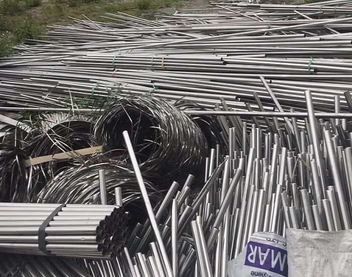 Xe tải và nhân viên Công ty Quang Đạt đang tiến hành thu mua phế liệu tận nơi với quy trình chuyên nghiệp, giá cả minh bạch.