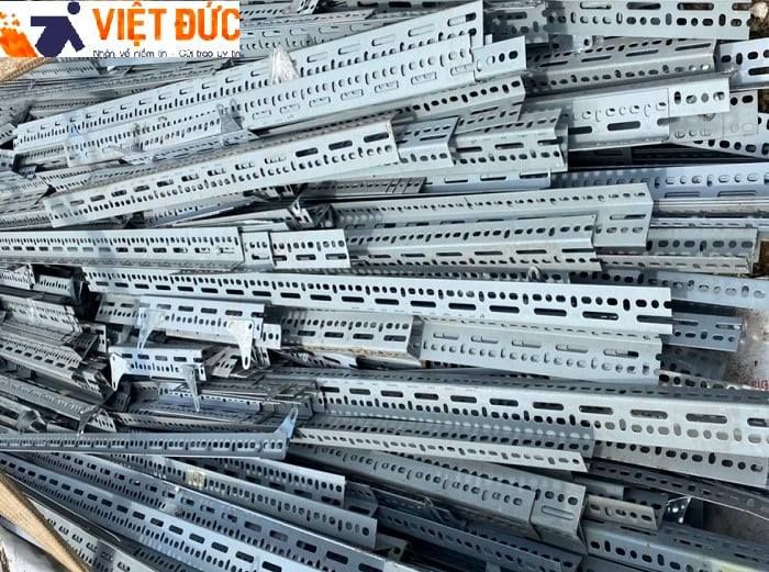 Nhân viên Phế liệu Việt Đức đang tiến hành thu mua phế liệu tại công trình, đảm bảo quy trình chuyên nghiệp và giá cả hợp lý.
