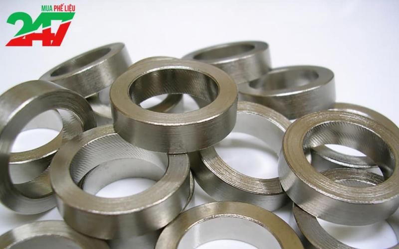 Nhân viên Phế liệu 247 đang thu mua phế liệu tại công trình, làm việc cả ngày lẫn đêm với dịch vụ nhanh chóng, không qua trung gian.