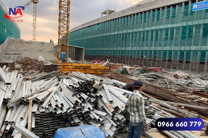 Nhân viên Công ty Nam Anh đang thu mua phế liệu tại công trình, hỗ trợ bốc xếp tận nơi và thanh toán sòng phẳng.