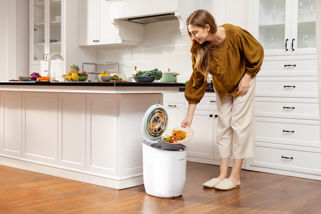 Thùng rác cảm biến tự động đặt trong không gian bếp gia đình hiện đại