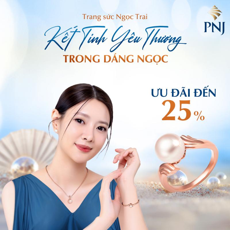 Người mẫu nữ đeo trang sức ngọc trai thương hiệu trang sức PNJ gồm vòng tay, dây chuyền và bông tai; bên cạnh là chiếc nhẫn ngọc trai nổi bật kèm thông điệp ưu đãi đến 25% từ thương hiệu PNJ.

