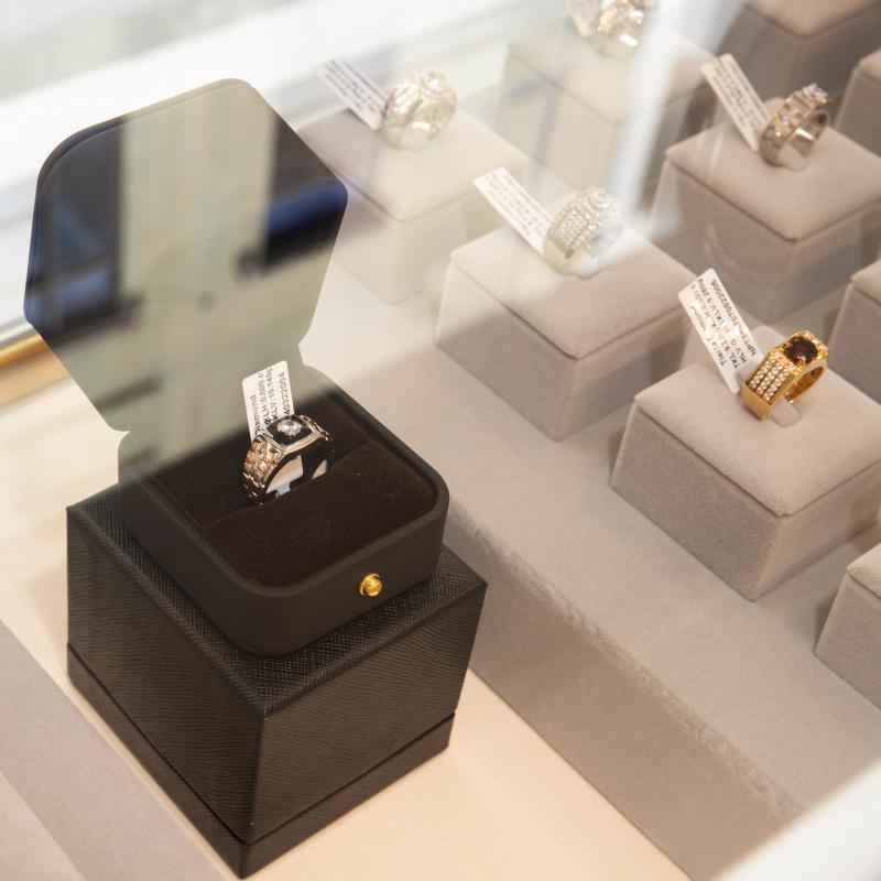 Hộp trưng bày nhẫn kim cương Tierra Diamond với thiết kế sang trọng, đặt trong tủ kính cùng nhiều mẫu nhẫn cá nhân hóa khác, thể hiện chất lượng và tính nghệ thuật của thương hiệu.