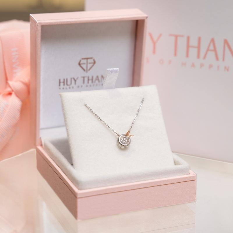 Dây chuyền bạc đính đá trong hộp quà màu hồng pastel của thương hiệu trang sức Huy Thanh Jewelry, nổi bật với thiết kế tối giản và tinh tế, phù hợp cho học sinh – sinh viên và người mới đi làm.


