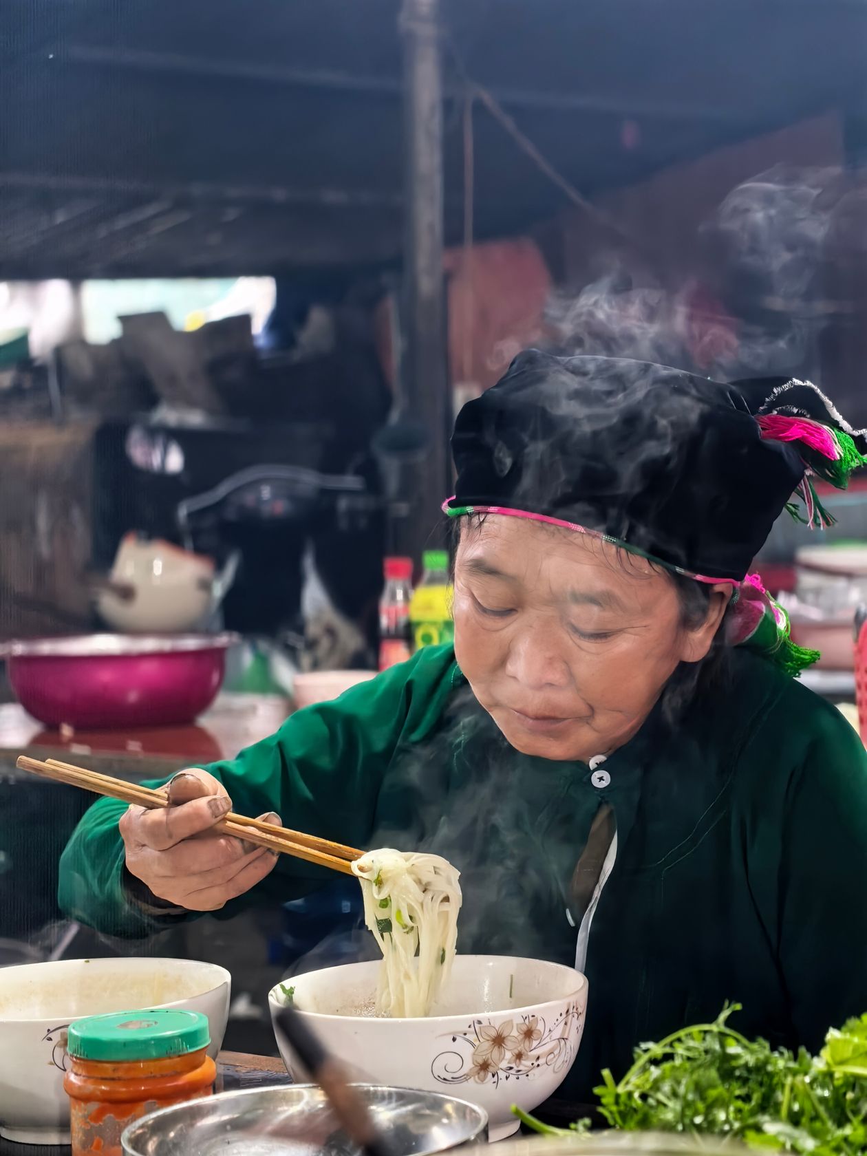 Thực khách thưởng thức tô hủ tiếu Sài Gòn