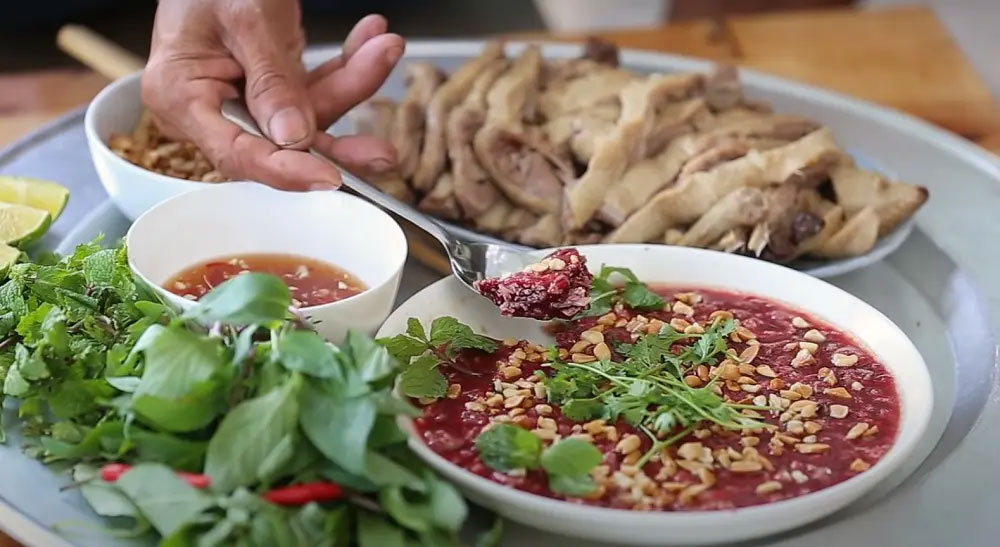 Tiết canh vịt - món ăn kinh dị nhất Việt Nam từ huyết tươi.