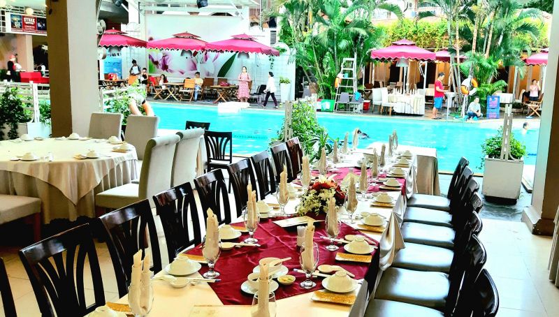 Bàn tiệc dài được bày trí sang trọng bên cạnh hồ bơi tại nhà hàng Hoa Viên Đệ Nhất, sẵn sàng cho buổi liên hoan cuối năm.

