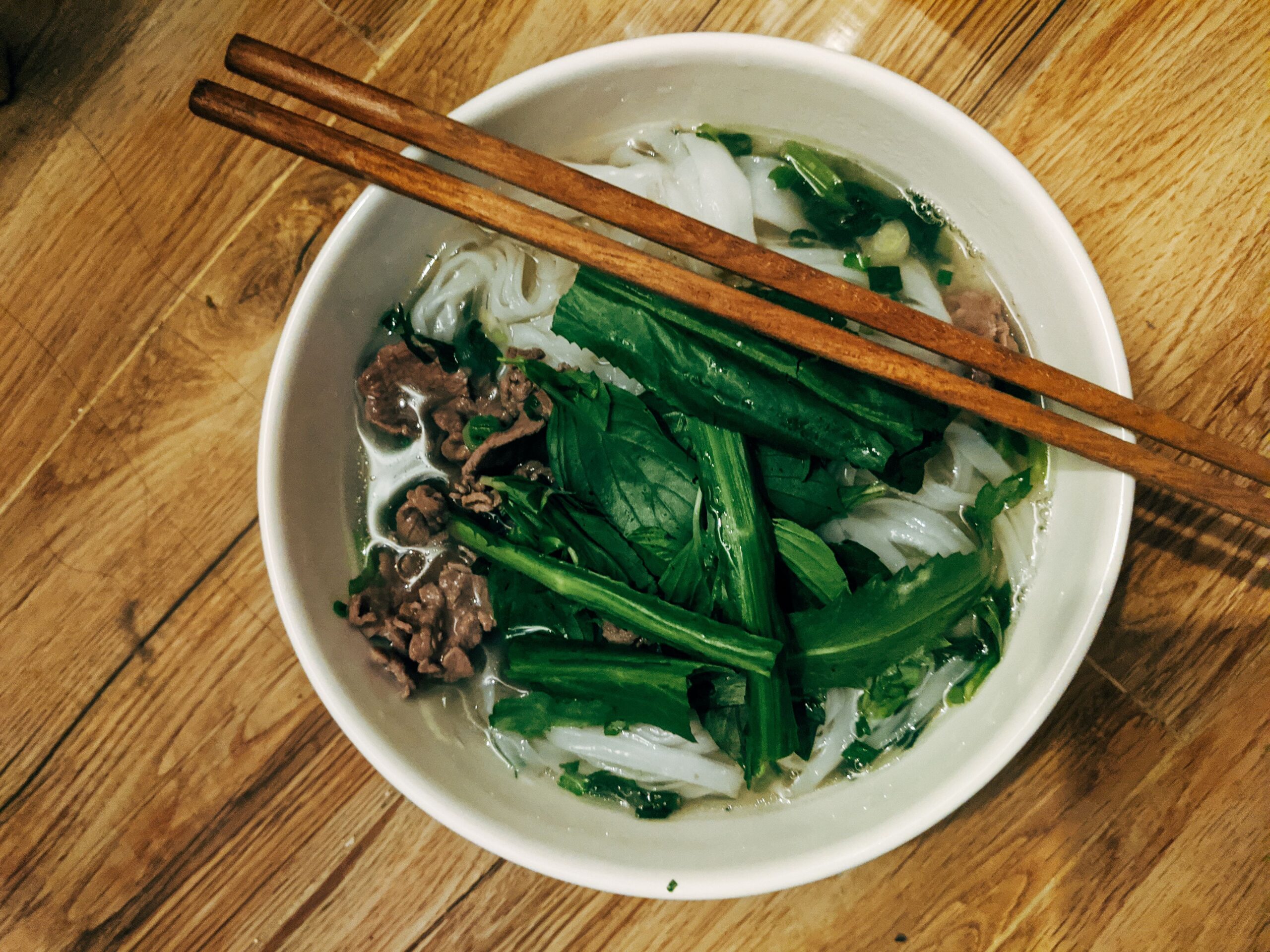 Tô phở bò nước trong, thơm mùi quế hồi đặc trưng