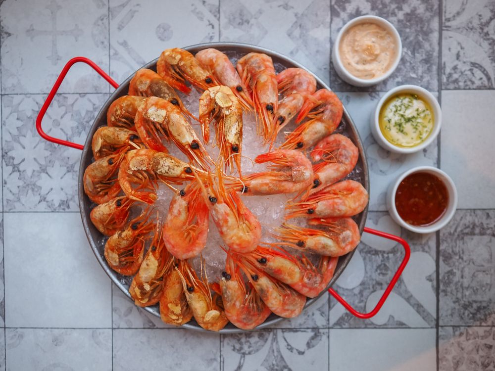 tôm hấp trên đá buffet hải sản