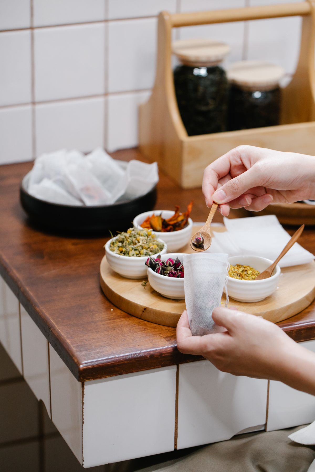 Pha chế trà thảo mộc từ các loại thảo dược khô trong gian bếp ấm cúng