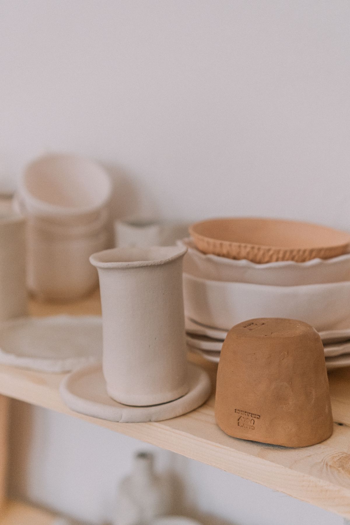 Tranh gốm handmade trang trí trưng bày trên kệ