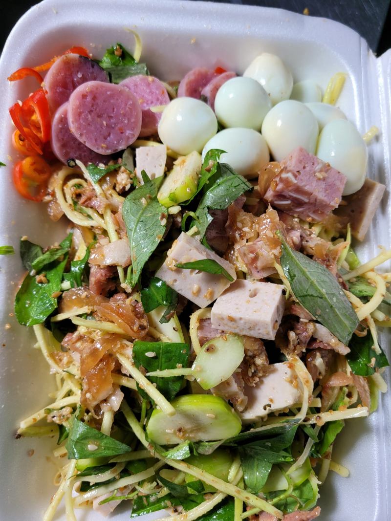Phần tré trộn Cô Tiên gồm tré truyền thống từ da heo, thịt luộc, riềng và thính, kèm xoài, cóc non, nem chua, bánh tráng nướng.