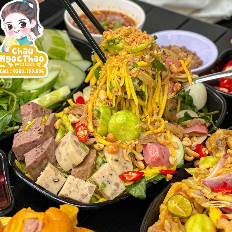 Set tré trộn Châu Ngọc Thảo gồm tai heo, bì, thính, riềng và nước mắm chua ngọt, kèm bánh tráng và rau sống, giao tận nhà.

