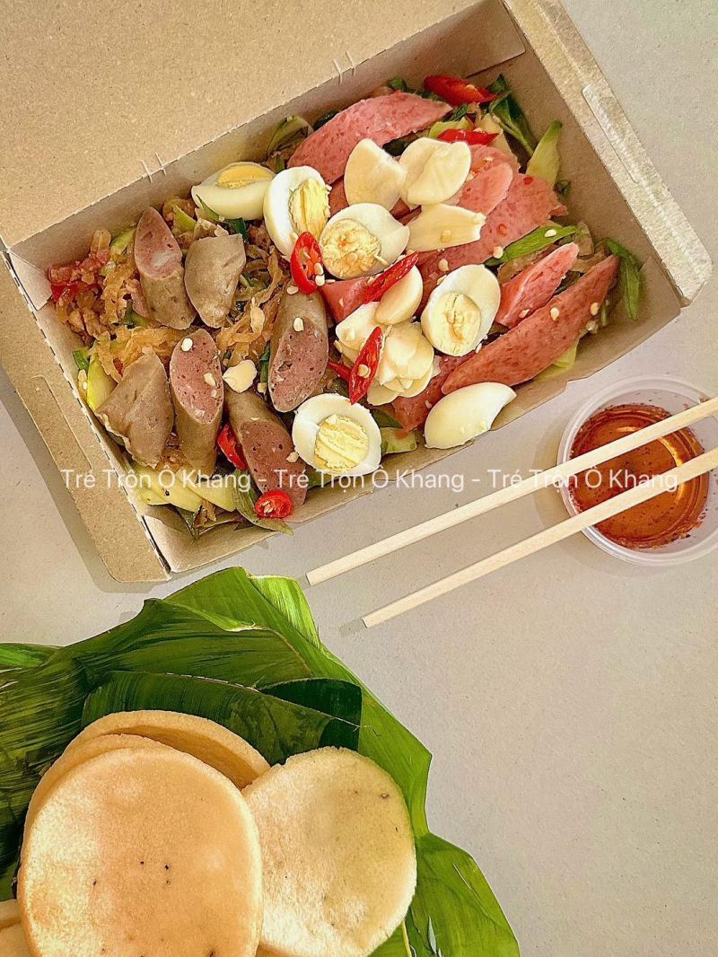 Set tré trộn Ô Khang chia khay riêng, có topping, rau sống và bánh tráng cuốn, trình bày sạch sẽ và hấp dẫn.