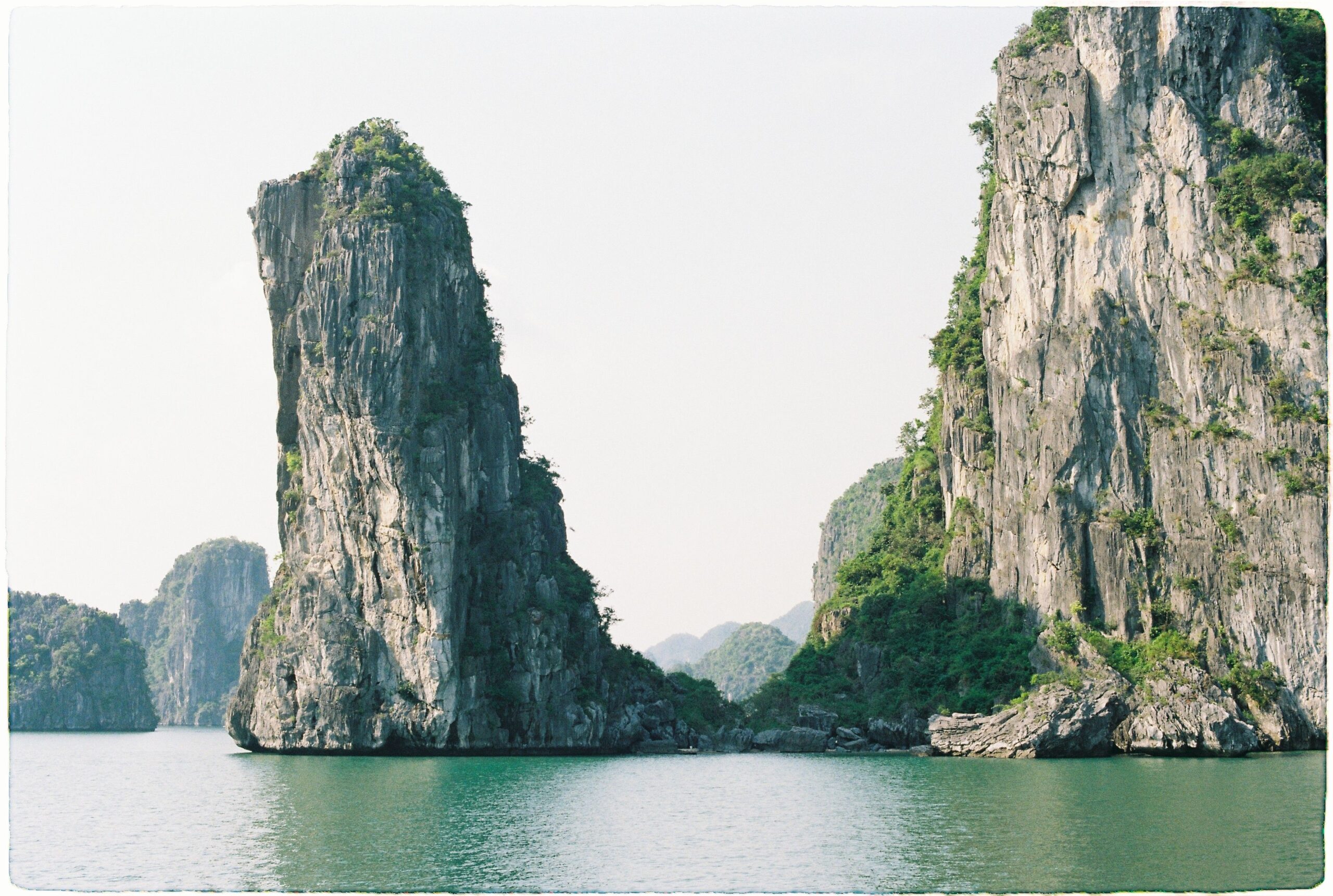 Trụ đá vôi hùng vĩ tại vịnh Hạ Long - du lịch Việt Nam