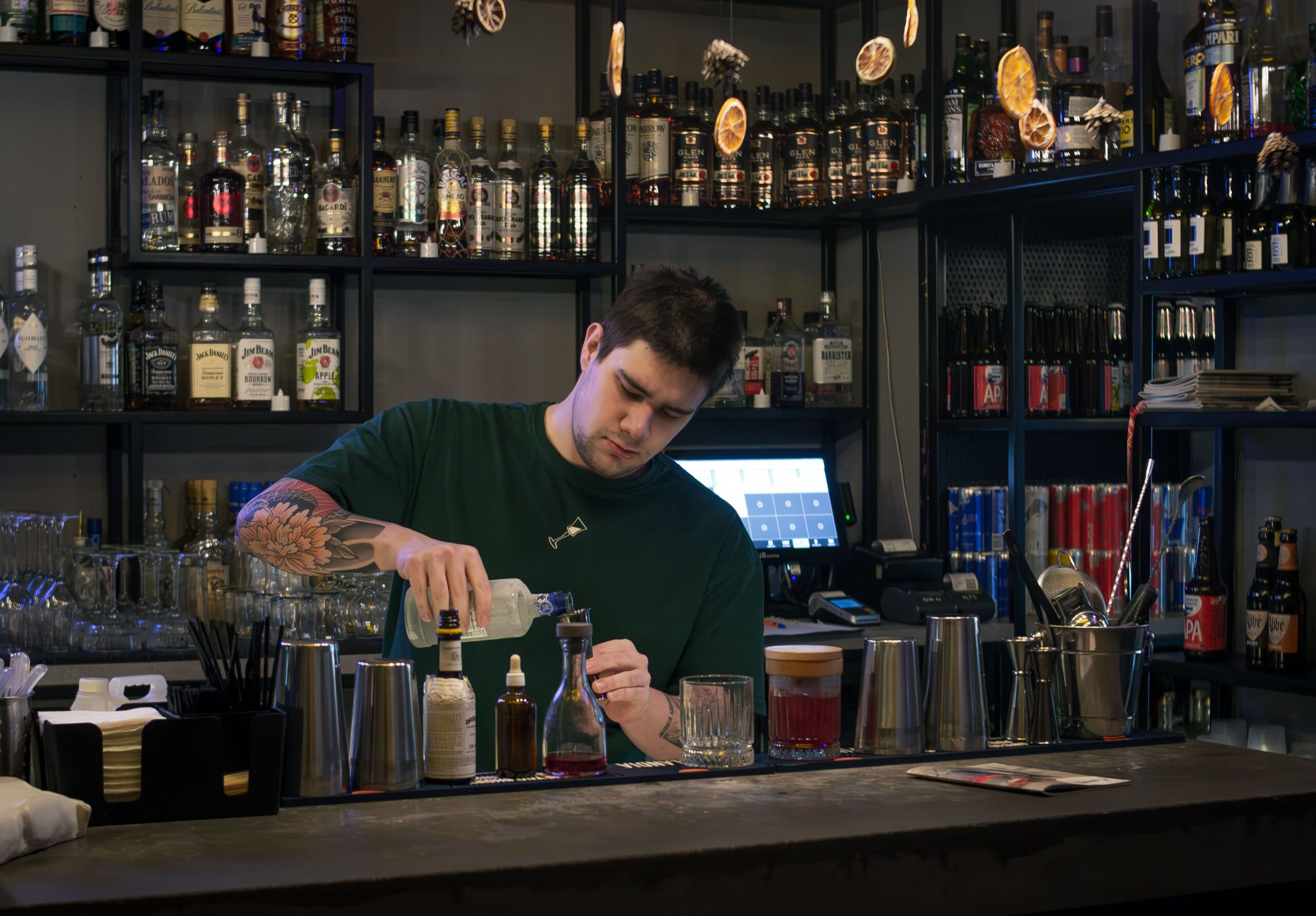 Pha chế cocktail sáng tạo tại quầy bar chuyên nghiệp