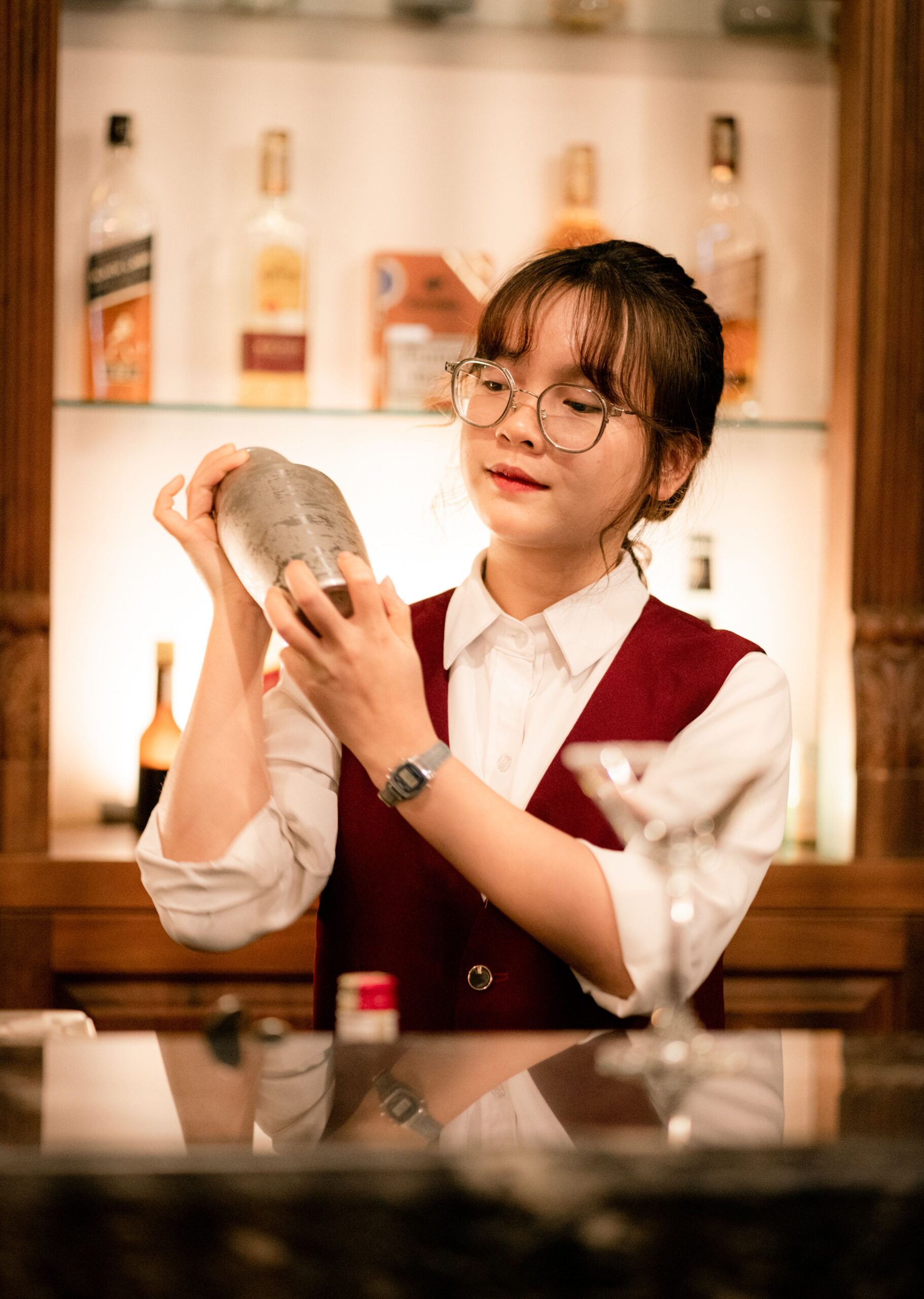 Học viên thực hành pha chế đồ uống tại trung tâm