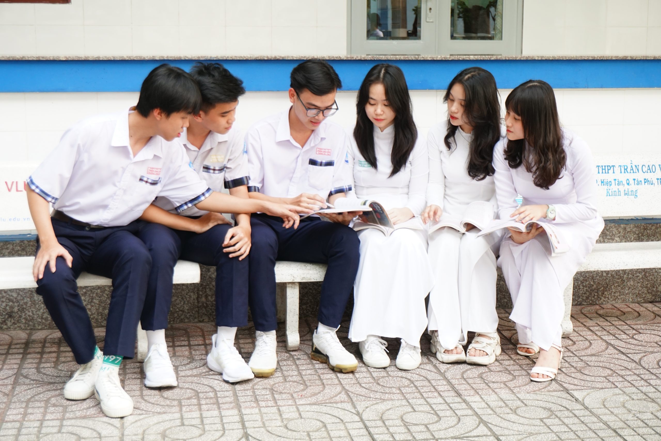 Học sinh trường cấp 3 tư thục Trần Cao Vân học nhóm.