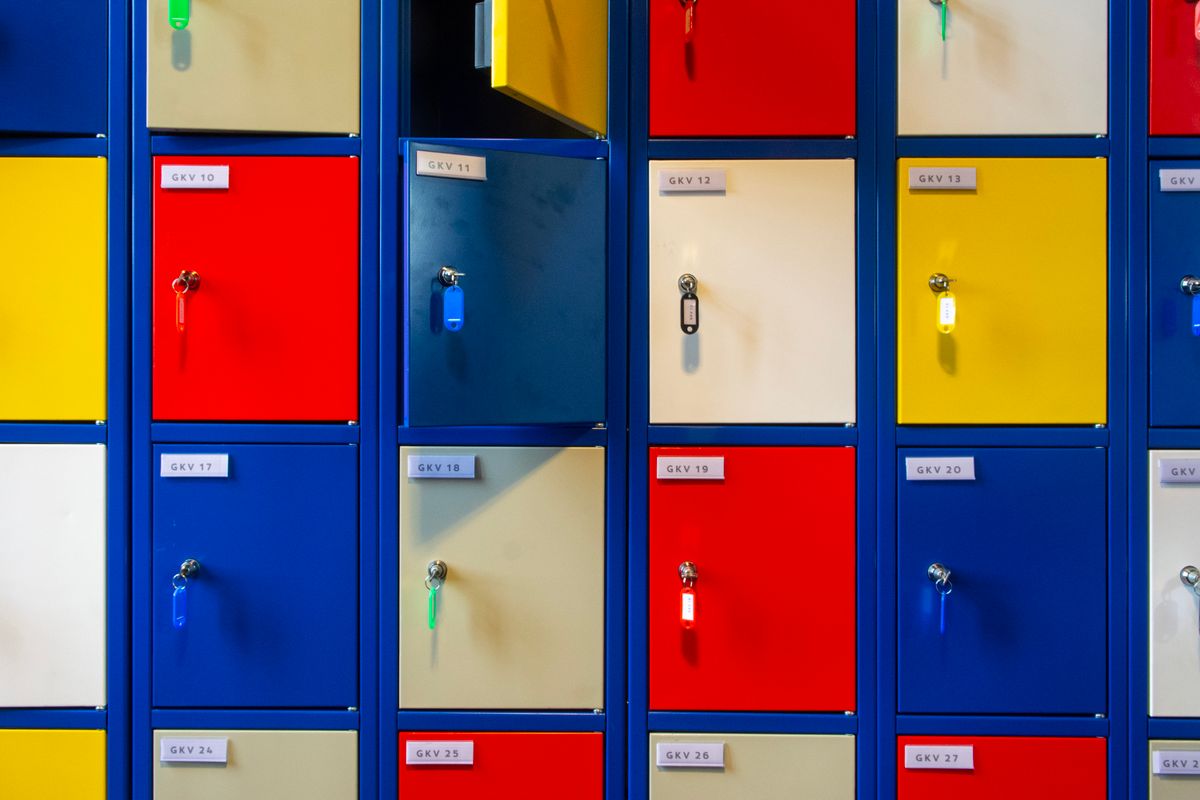 Tủ locker nhiều màu của dịch vụ gửi đồ locker tự động tại nơi công cộng