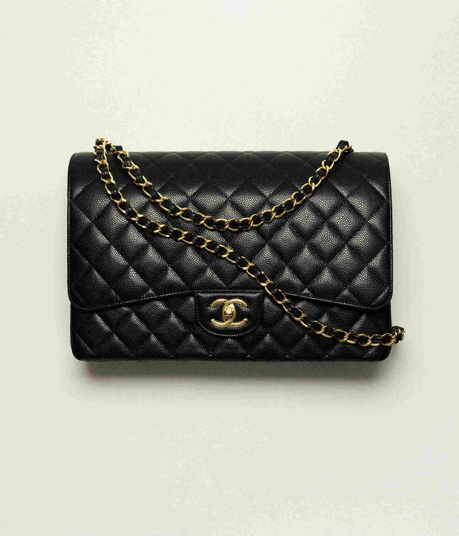 Túi hiệu dành cho phái nữ Chanel Classic Flap đen.