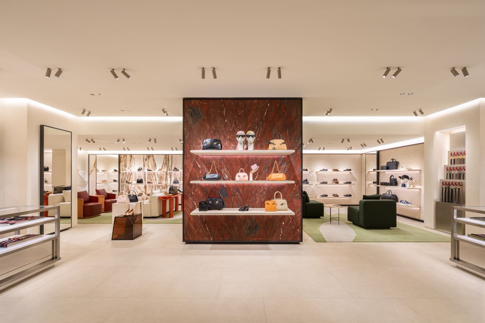 Trưng bày túi hiệu dành cho phái nữ tại trung tâm thương mại.