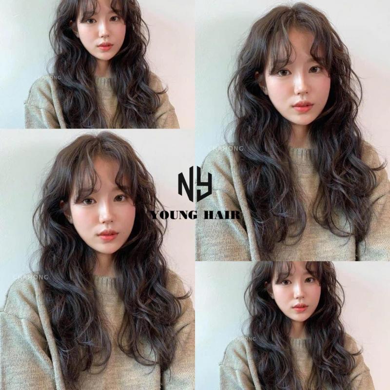Cô gái với mái tóc uốn xoăn hippie dài, tạo kiểu nhẹ nhàng và mềm mại tại YOUNG HAIR SALON – diện áo len, phong cách tự nhiên và trẻ trung.