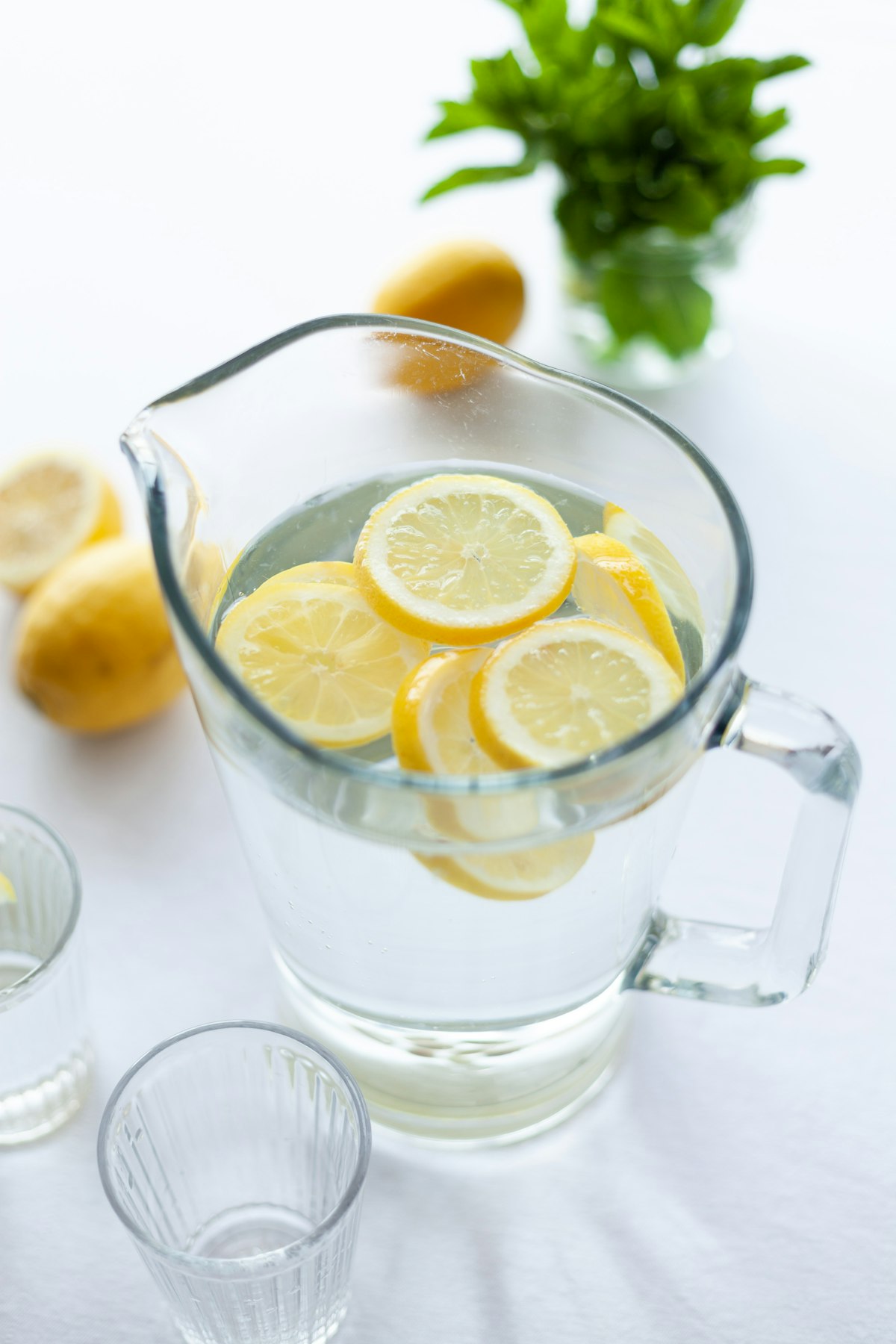 Uống đủ nước hỗ trợ thải độc da (detox)