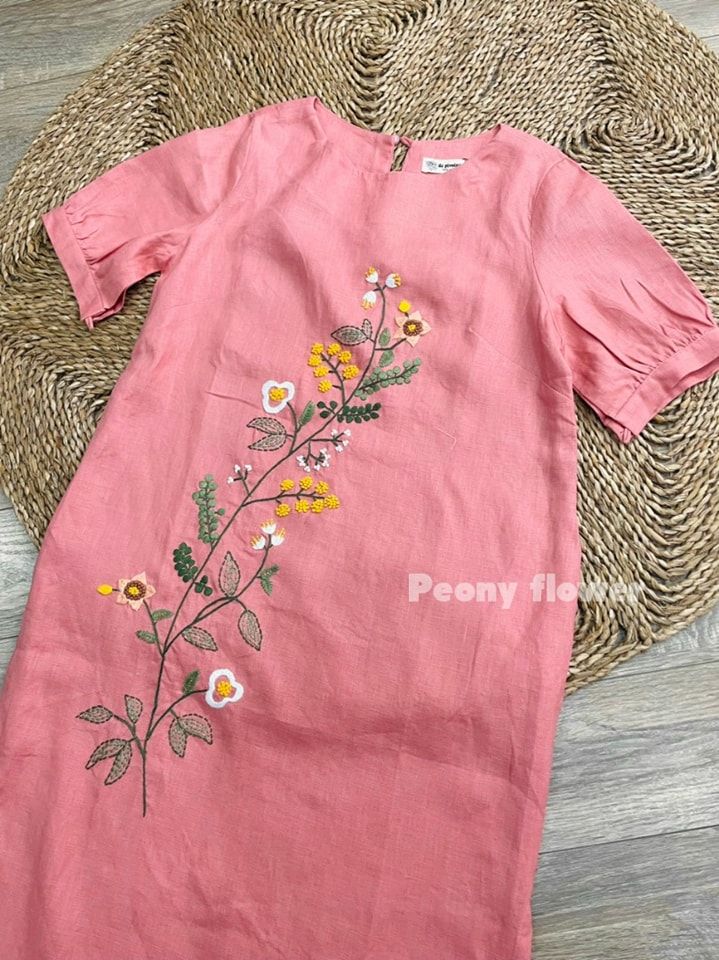 Váy áo thêu hoa thủ công của Thời Trang Thêu Tay Peony với họa tiết thêu tay tinh xảo chất liệu cao cấp mang đến vẻ đẹp sang trọng và độc đáo cho người mặc